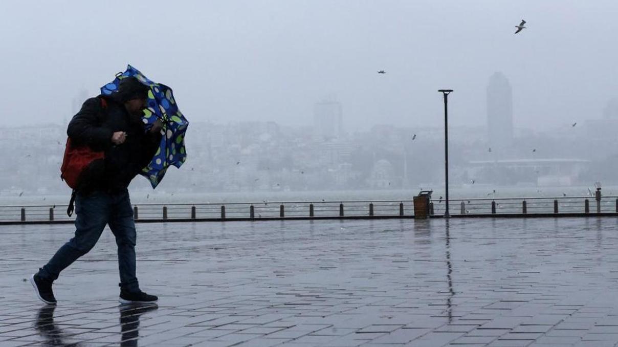 İstanbul’da fırtınanın bilançosu: 23 çatı uçtu, 28 ağaç devrildi