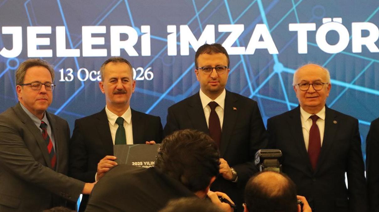 Savunma sanayiinde 14 Ar-Ge projesi için imza töreni Savunma sanayiinde 14 Ar-Ge projesi için imza töreni
