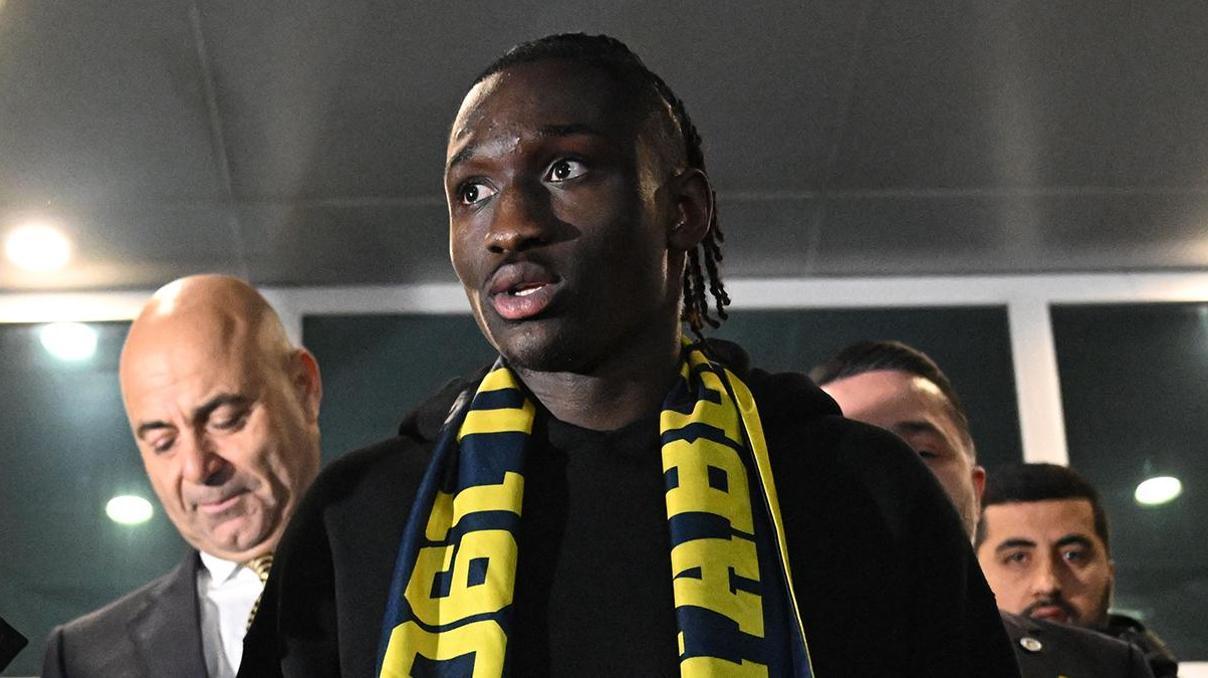 Fenerbahçenin yeni golcüsü Sidiki Cherif, ailesiyle birlikte İstanbula geldi