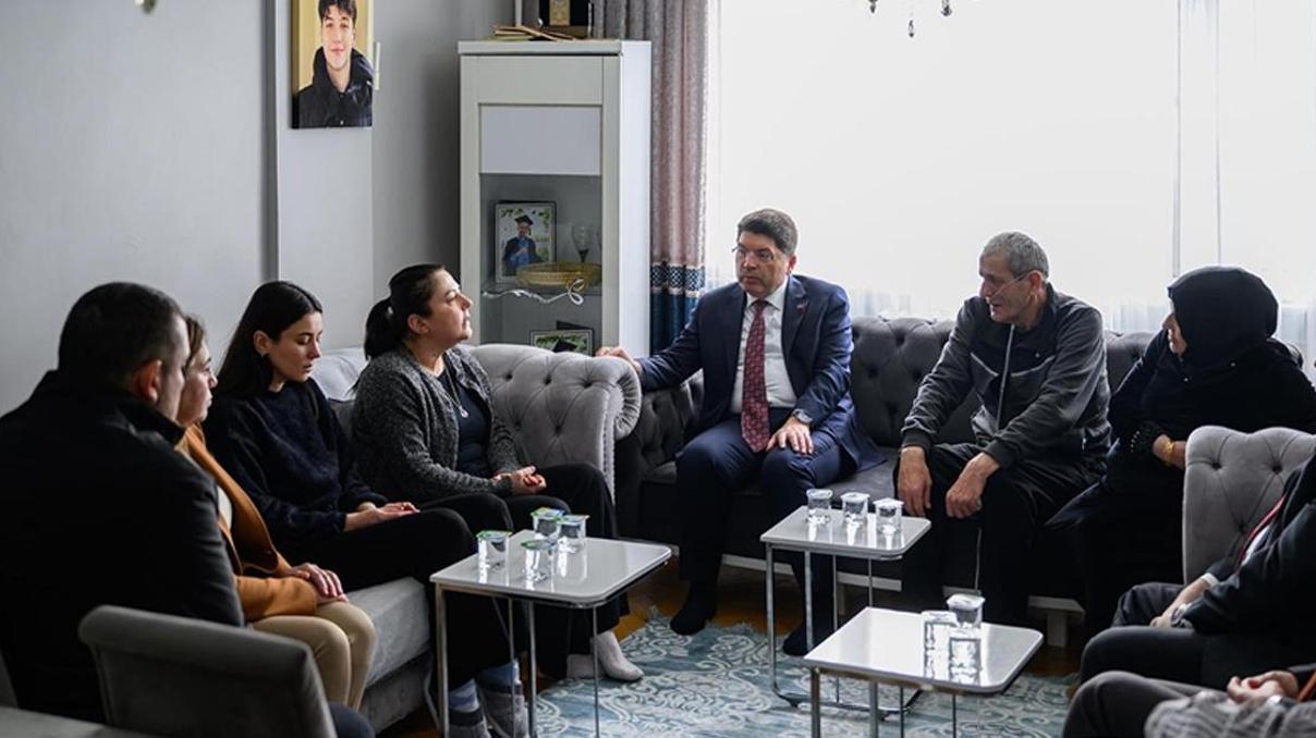 Bakan Tunç, Güngörende öldürülen Atlas Çağlayanın ailesini ziyaret etti Bakan Tunç, Güngörende öldürülen Atlas Çağlayanın ailesini ziyaret etti