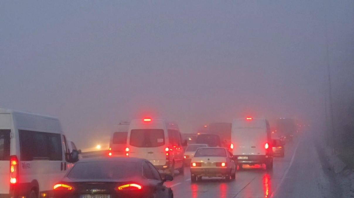 YOLA ÇIKACAKLAR DİKKAT İstanbul sis, trafik ve yağmurun etkisinde