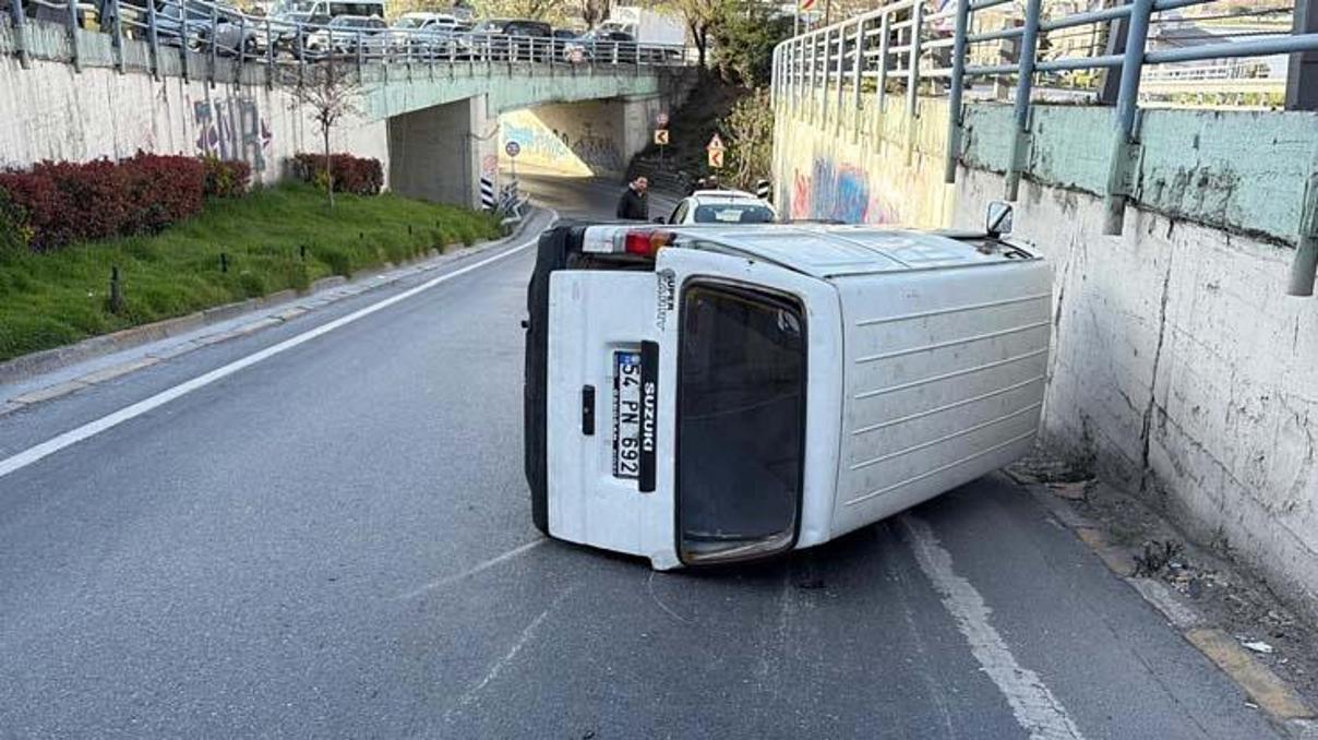 Önce kaldırıma çarptı sonra yan yattı Önce kaldırıma çarptı sonra yan yattı