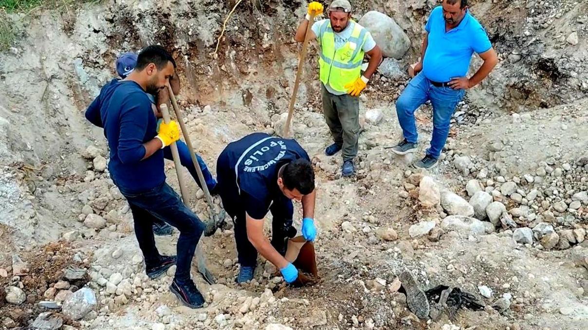 Sır dolu cinayet 10 yıl sonra ortaya çıktı Cesedi deprem enkazında bulunmuştu...