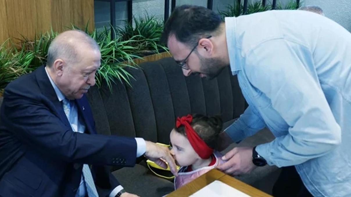 Cumhurbaşkanı Erdoğan, Beyoğlunda bir kafede vatandaşlarla sohbet etti