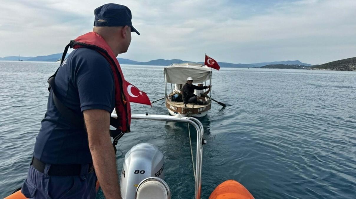 Kuşadası açıklarında sürüklenen teknedeki 3 kişi kurtarıldı