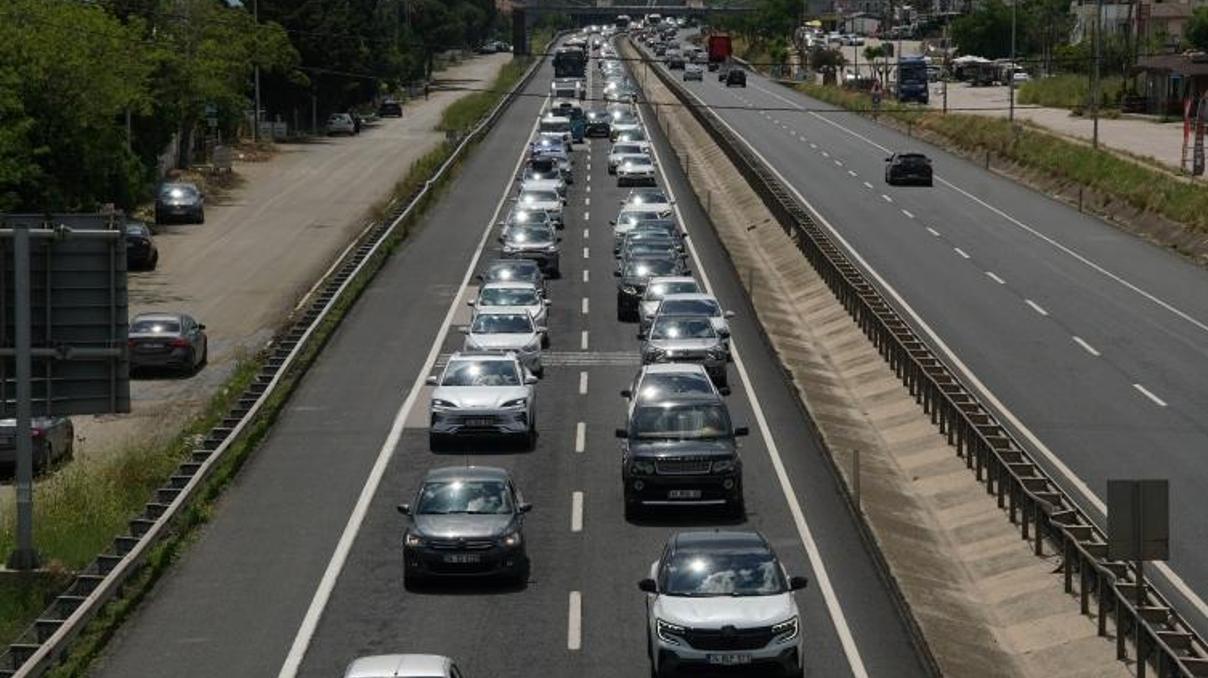 Bayram dönüşü trafiği başladı: İstanbul yolunda yoğunluk