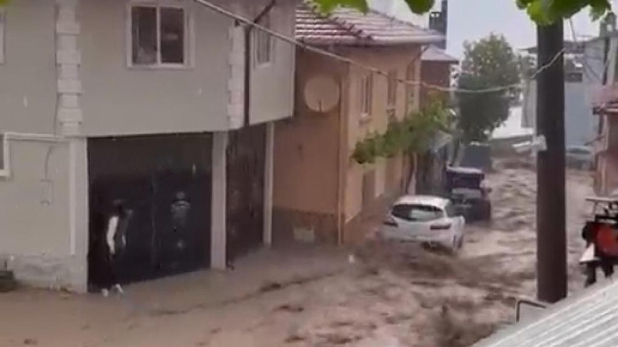Bursada sağanak sele dönüştü Evleri su bastı, çatı çöktü