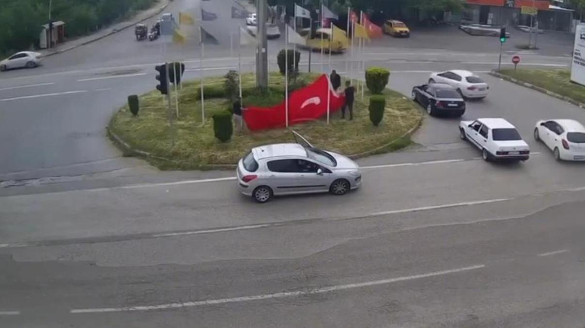 Hataylı vatandaşlardan örnek davranış Araçlarını durdurup koştular Hataylı vatandaşlardan örnek davranış Araçlarını durdurup koştular