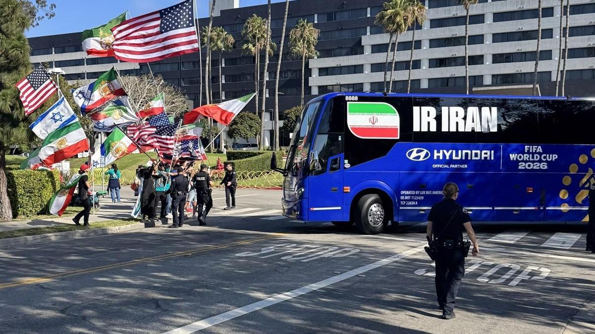 Dünya Kupasında İran Milli Takımına şok protesto: Otel önünde gerilim