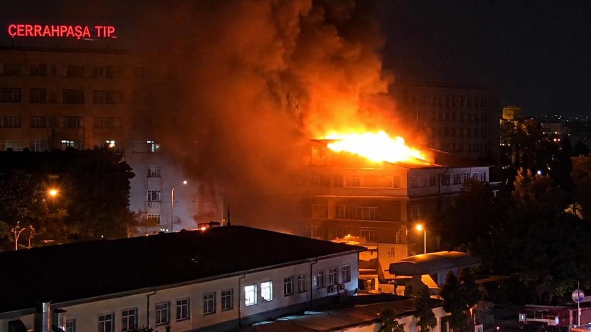 Cerrahpaşada korkutan yangın Diş Hekimliği Fakültesinin çatısı alev aldı Cerrahpaşada korkutan yangın Diş Hekimliği Fakültesinin çatısı alev aldı