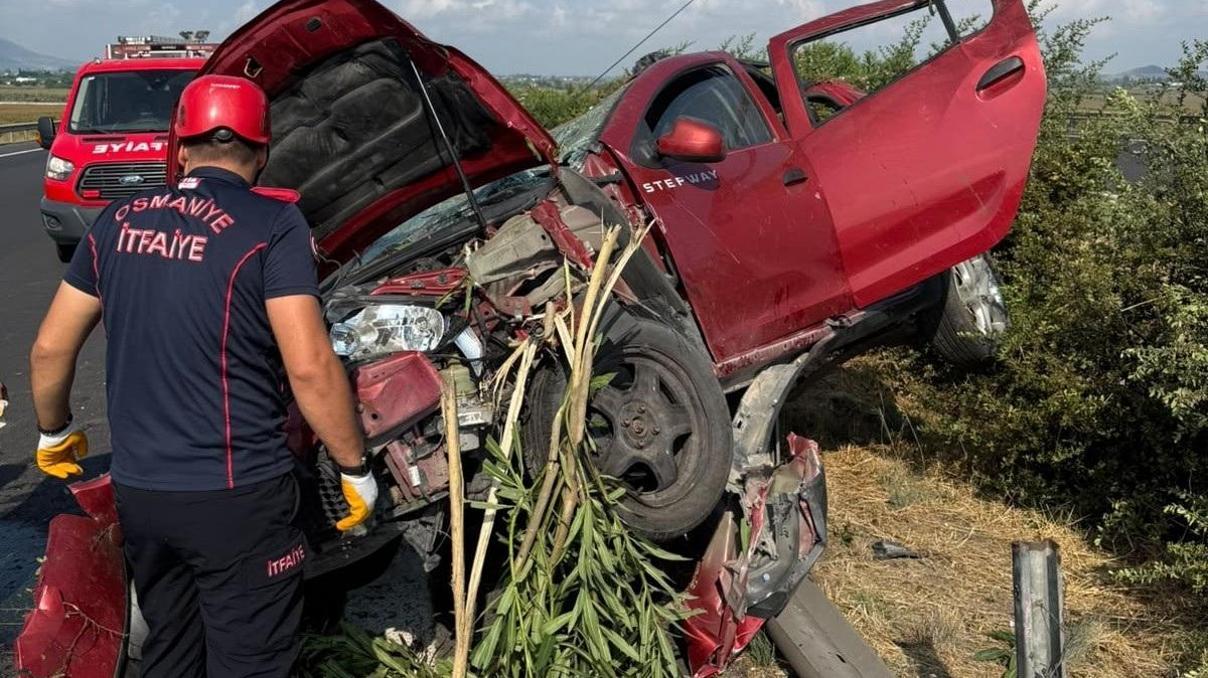 Osmaniyede otomobil bariyerlere çarptı 1i çocuk 5 kişi yaralandı Osmaniyede otomobil bariyerlere çarptı 1i çocuk 5 kişi yaralandı