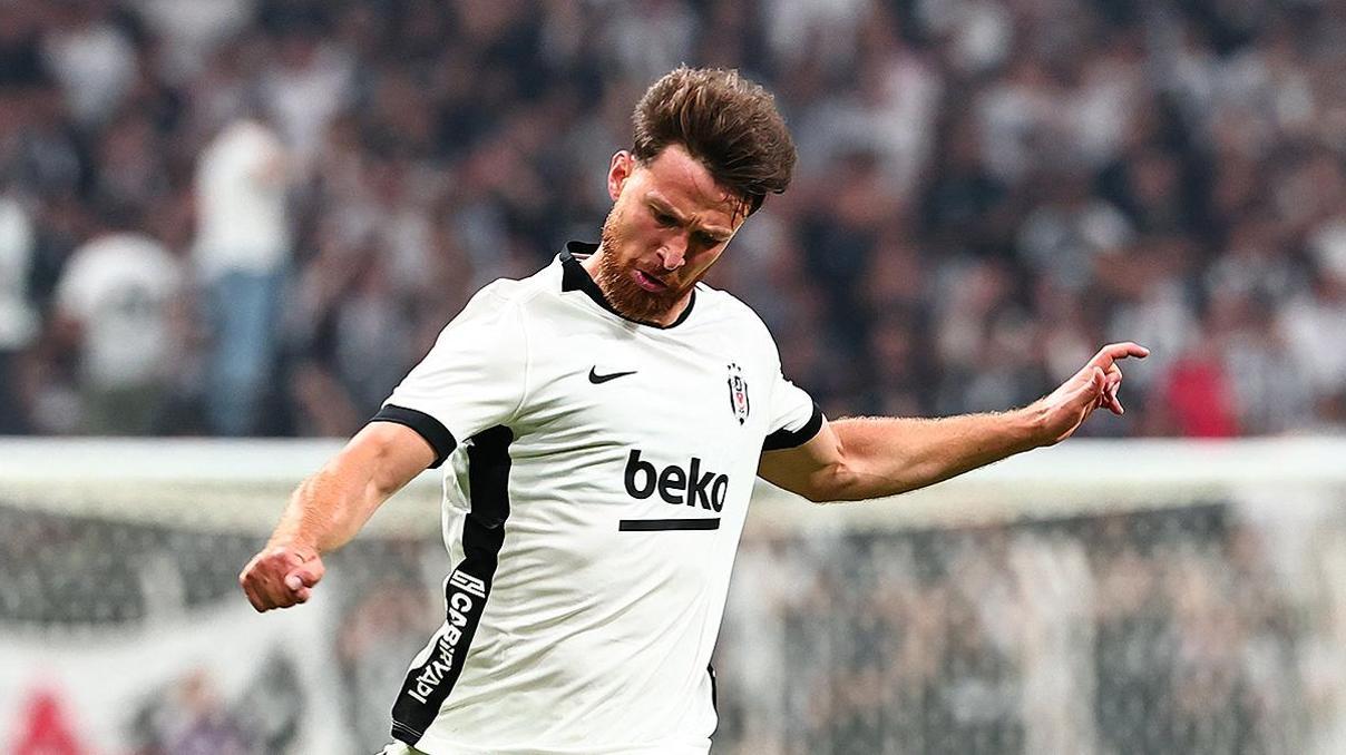 Salih Özcan, Beşiktaştaki ilk maçının ardından duygularını dile getirdi Salih Özcan, Beşiktaştaki ilk maçının ardından duygularını dile getirdi