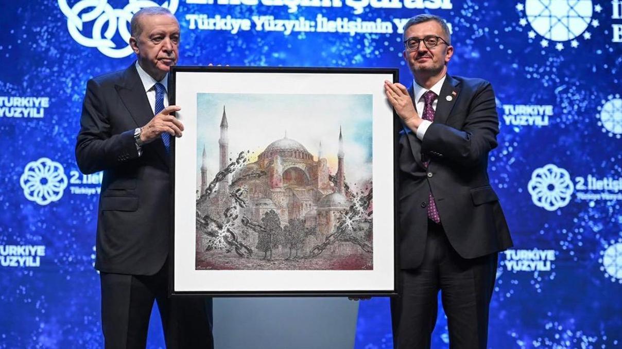 Cumhurbaşkanı Erdoğana Ayasofya tablosu hediye edildi Cumhurbaşkanı Erdoğana Ayasofya tablosu hediye edildi