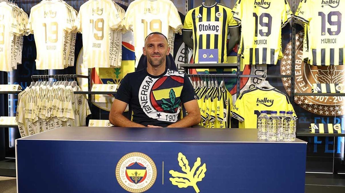 Vedat Muric, imza gününde taraftarlarla buluştu Vedat Muric, imza gününde taraftarlarla buluştu