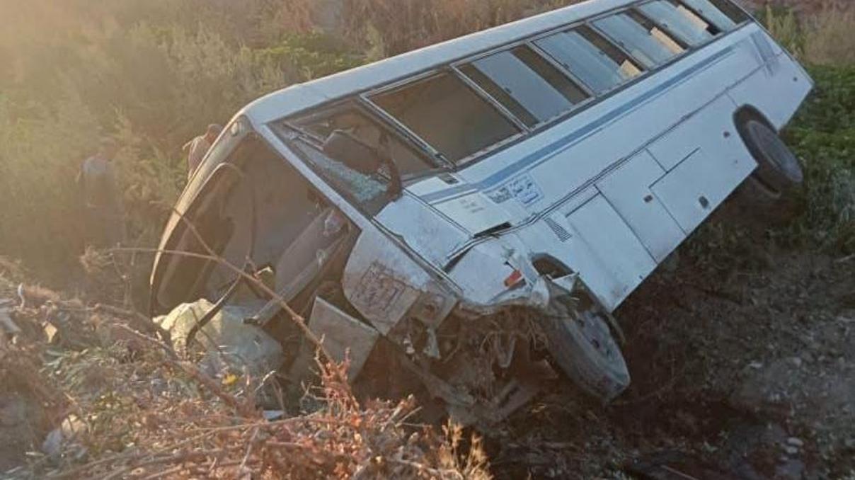 Cezayirde yolcu otobüsü şarampole devrildi: 6 ölü, 22 yaralı