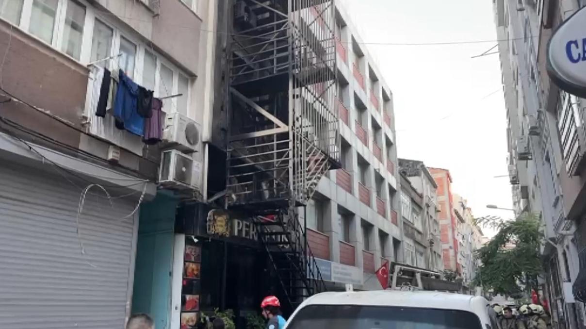SON DAKİKA... Bakırköyde otel yangını; ekipler müdahale ediyor