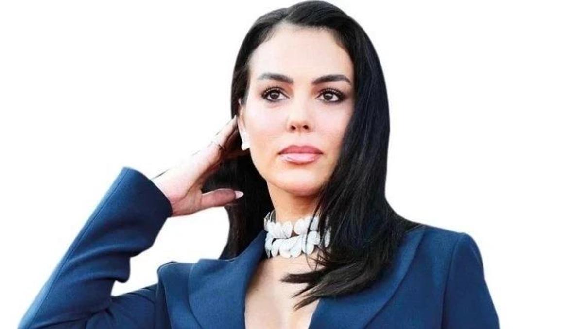 Ronaldonun eşi Georgina mücevherleri ile gündemde