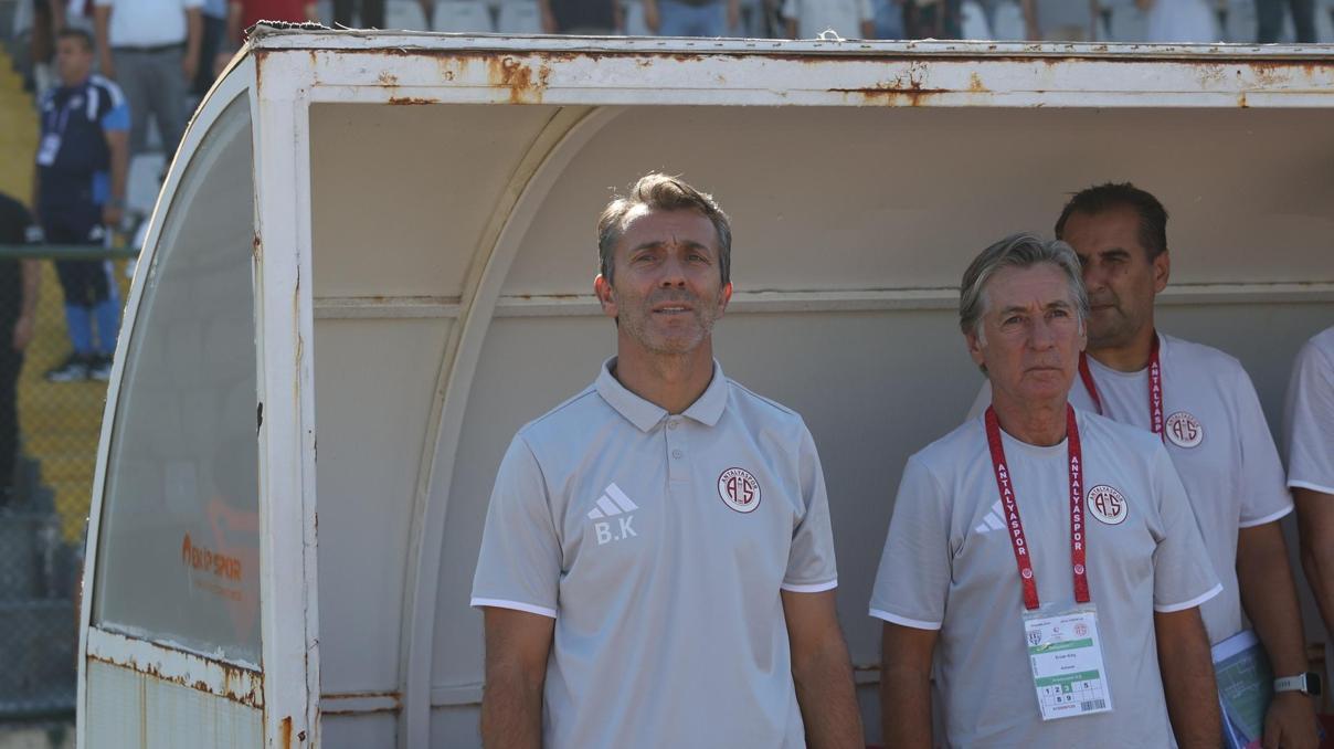 1. Ligde 14. sırada bulunan Antalyaspor, Bülent Korkmazla yollarını ayırdı 1. Ligde 14. sırada bulunan Antalyaspor, Bülent Korkmazla yollarını ayırdı