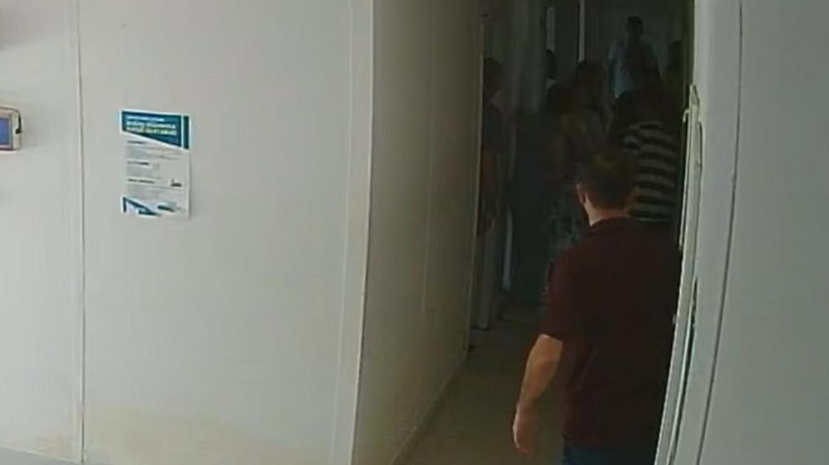 Heimlich manevrasıyla mesai arkadaşının hayatını kurtardı; o anlar kamerada Heimlich manevrasıyla mesai arkadaşının hayatını kurtardı; o anlar kamerada