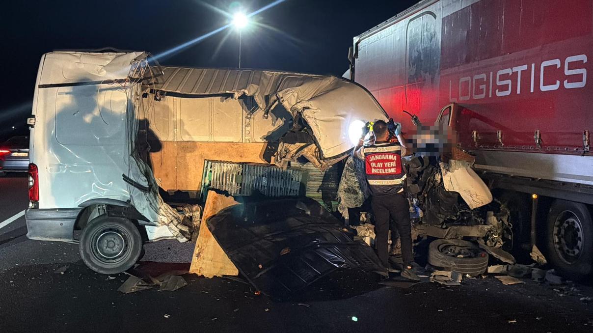 Tekirdağda minibüs, TIRa arkadan çarptı; 1 ölü, 1 yaralı Tekirdağda minibüs, TIRa arkadan çarptı; 1 ölü, 1 yaralı
