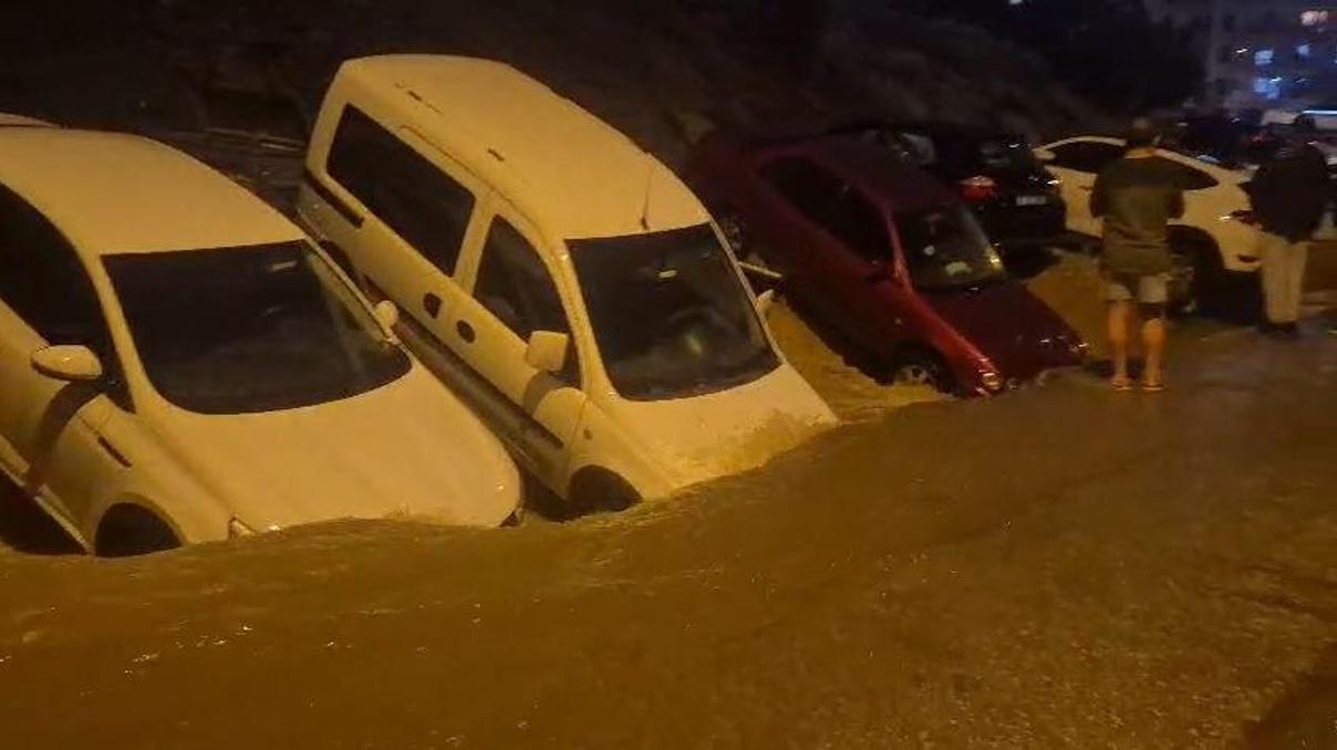 Ankarada sel nedeniyle yol çöktü Çok sayıda araç hasar gördü Ankarada sel nedeniyle yol çöktü Çok sayıda araç hasar gördü