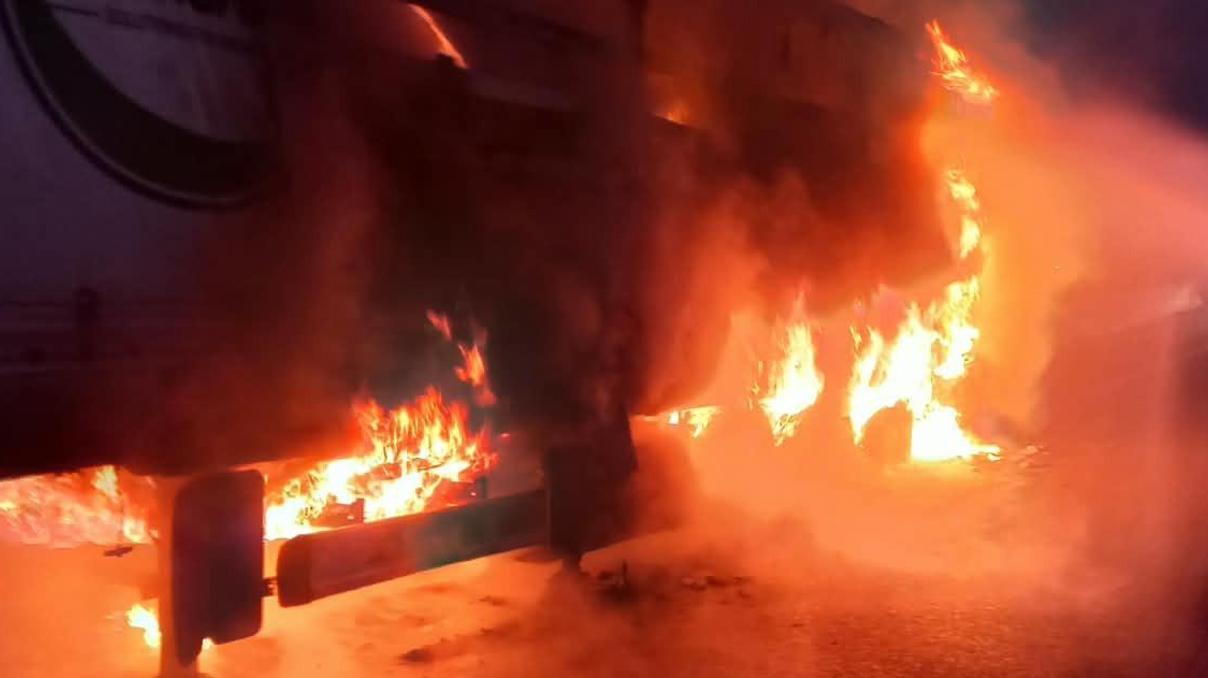 Anadolu Otoyolu’nda korkutan yangın: TIR’ın dorsesi yandı