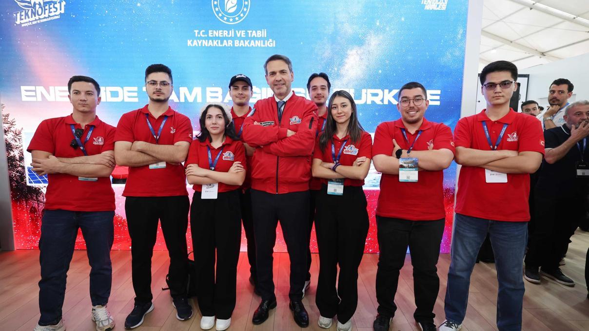 Bakan Bayraktar, TEKNOFEST Güneydoğu’da gençlere seslendi: Türkiye, sizlerle beraber enerjide bağımsız bir ülke olacak Bakan Bayraktar, TEKNOFEST Güneydoğu’da gençlere seslendi: Türkiye, sizlerle beraber enerjide bağımsız bir ülke olacak