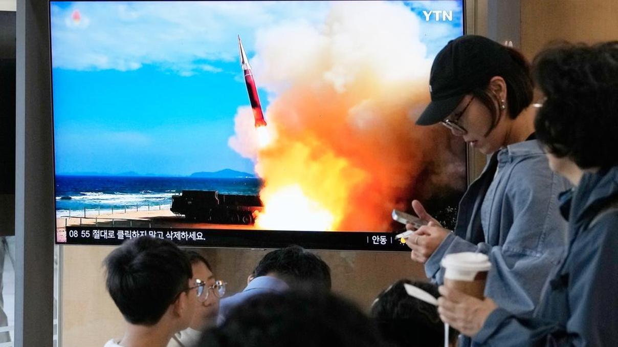 Kim Jong-un, hipersonik füze denemesini denetledi