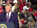 Trumpın mitinginde Epstein protestosu