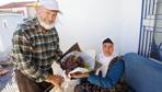 58 yıllık eşine çiçek yerine üzüm buketi hediye etti