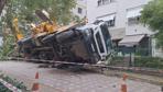 Devrilen vinç 11 katlı binaya çarptı
