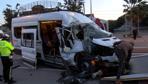 Arnavutköyde minibüs kamyona çarptı: 9 yaralı