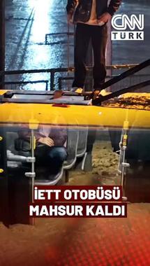 İETT Otobüsü Selde Mahsur Kaldı! Yolcular Otobüsün Tepesine Çıktı