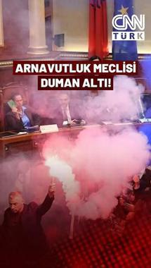 Arnavutluk Meclisi Duman ve Sis Altında! Vekiller Oylamayı Engellemek İçin Meşale Yaktı