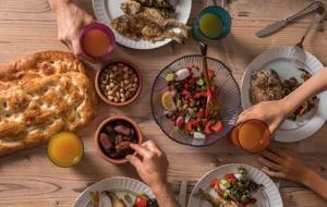 Sahur ve iftarda mideyi koruyacak doğru besinler tüketmek önemli