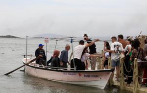 Yaren leylek ilgi odağı oldu! Turistler köye akın etti