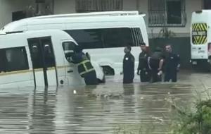 Adana'da sağanak hazırlıksız yakaladı; serviste mahsur kalan öğrencileri itfaiye kurtardı