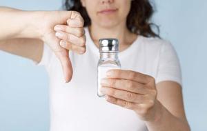 Uzman isim uyardı: Tuzlu beslenme böbrek taşı riskini ciddi şekilde artırıyor