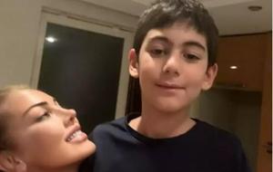 Petek Dinçöz'ün oğlu kocaman oldu! Annesinin boyuna yaklaştı