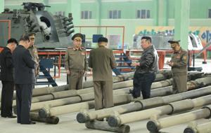 Kuzey Kore lideri Kim tank fabrikasını gezdi: 'Modern savaş' vurgusu...