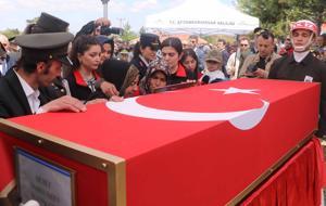 Afyonkarahisar, şehit Uzman Çavuş Önder Özen’e veda etti: Kızı Alya’nın komutanla diyaloğu yürekleri dağladı