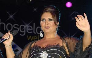 Sibel Can'a Anneler Günü'nde duygulandıran sürpriz! Çocukları ve gelinleriyle poz verdi