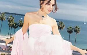 Hande Erçel iddialı pozlarıyla Cannes'ı yaktı geçti!