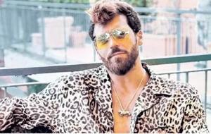 Can Yaman leopar desenli pijamasıyla dikkat topladı