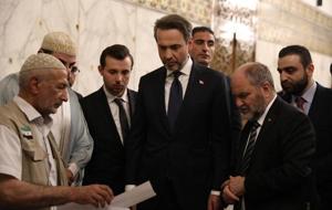 Bakan Bayraktar Emevi Camisi'ni ziyaret etti