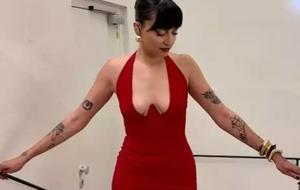 Melike Şahin derin dekolteli kırmızı elbisesiyle göz kamaştırdı