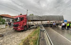 Sağanak yağış kazayı beraberinde getirdi: Bariyerlere çarpıp yan yola devrildi