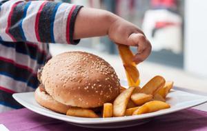Her 10 Çocuktan 2'si Obez! Kilo Aldıran Bu Besinlere Aman Dikkat! Obeziteye Karşı Beslenme Tüyoları