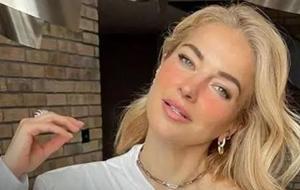 Burcu Esmersoy’dan Bikinili Şov! Kusursuz Formuyla Göz Kamaştırdı