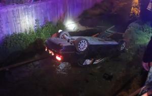 Beykoz’da Otomobil Dereye Uçtu: Sürücü Kaza Yerinden Kaçtı, Yaralıyı İtfaiye Kurtardı